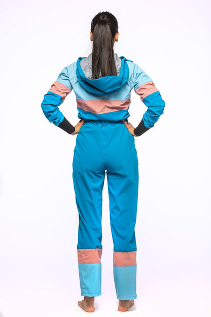 Tørrdrakt til kvinner. Gaia tørrdrakt. Fleksibel og lett tørrdrakt fra produsenten Stand Out SUP Wear. Stående kvinnelig modell drakt sett bakfra.